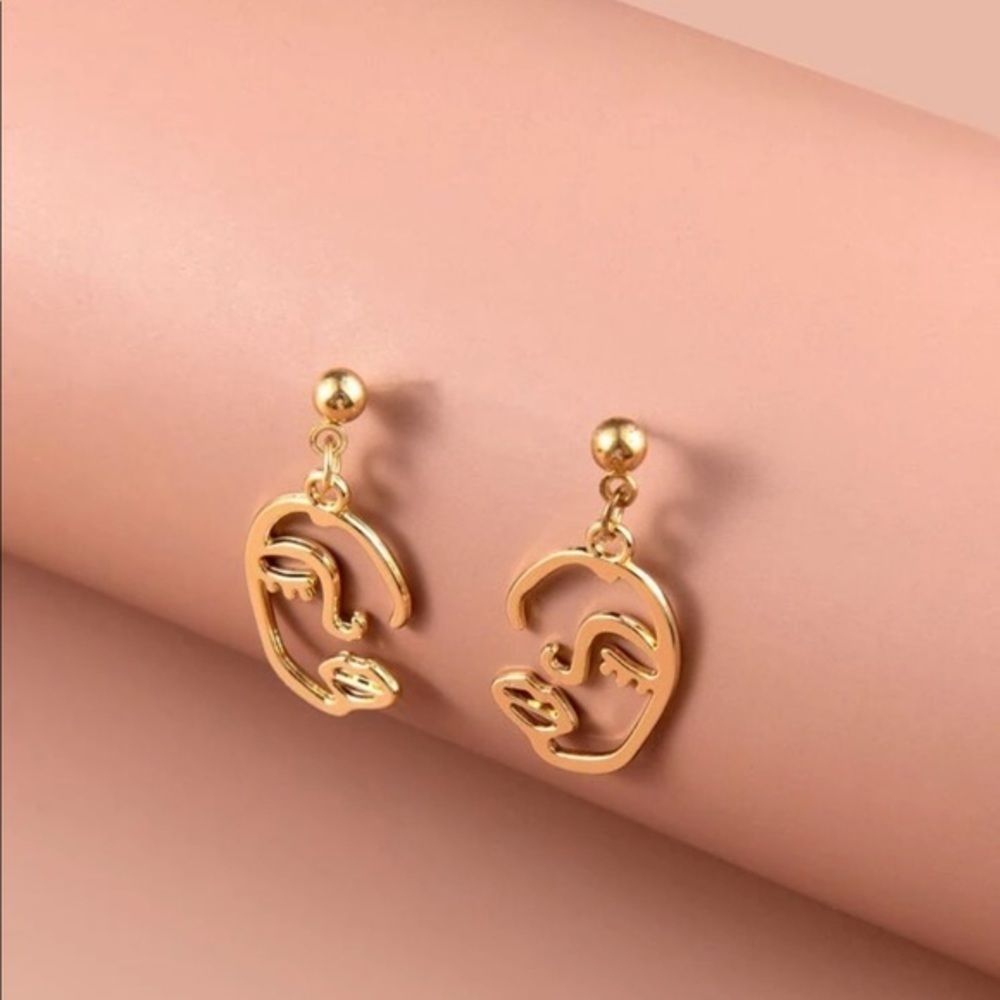 3/$30 💛 Tiny Abstract Face Earrings - Picture 2 of 3